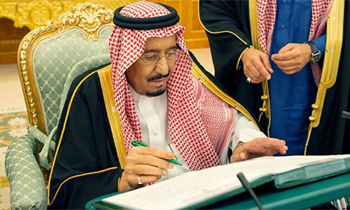 El rey saudí anuncia nuevo gabinete y sustituye al canciller
